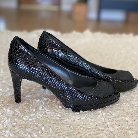 Immaculate Stuart Weitzman black reptile peep-toe pump - 8 - Picture 8 of 10
